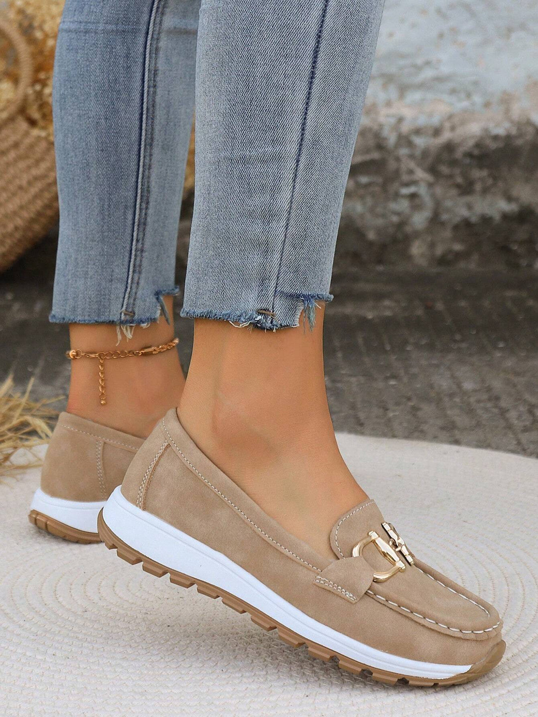 Mocasines casuales con hebilla dorada