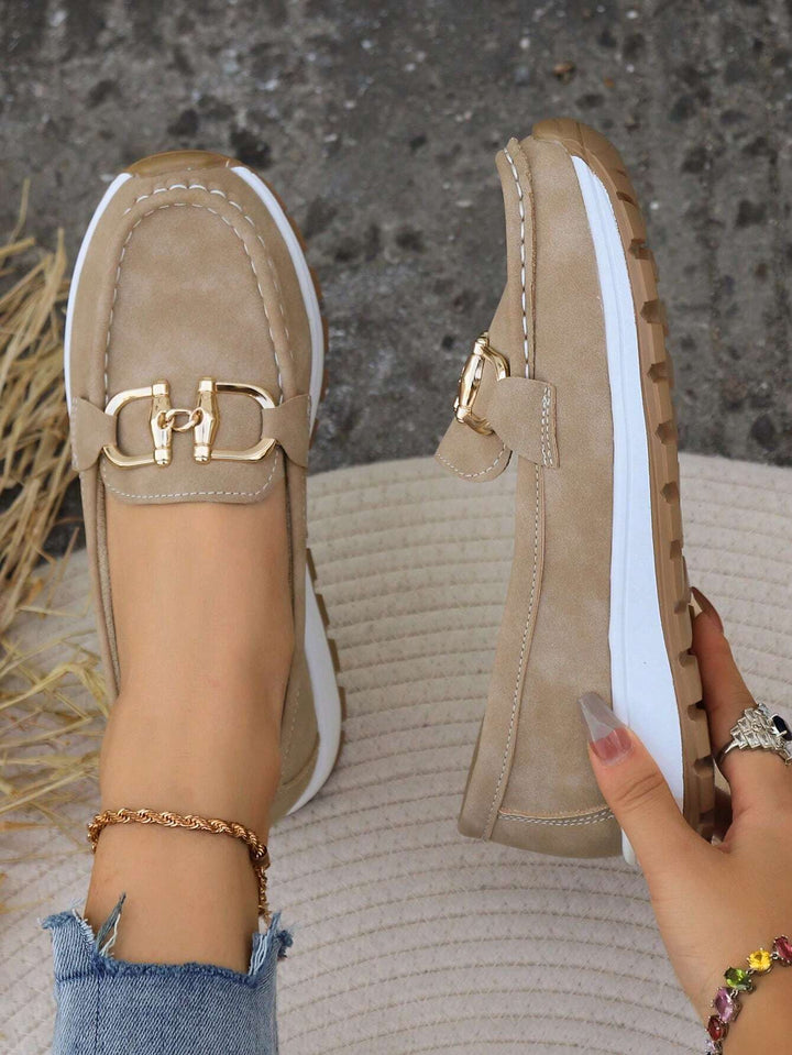 Mocasines casuales con hebilla dorada