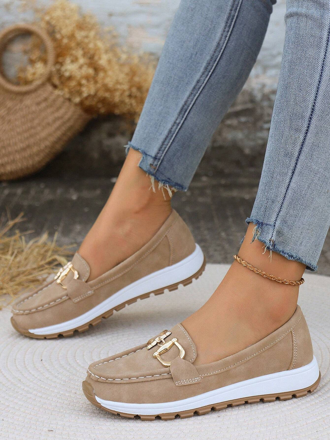 Mocasines casuales con hebilla dorada