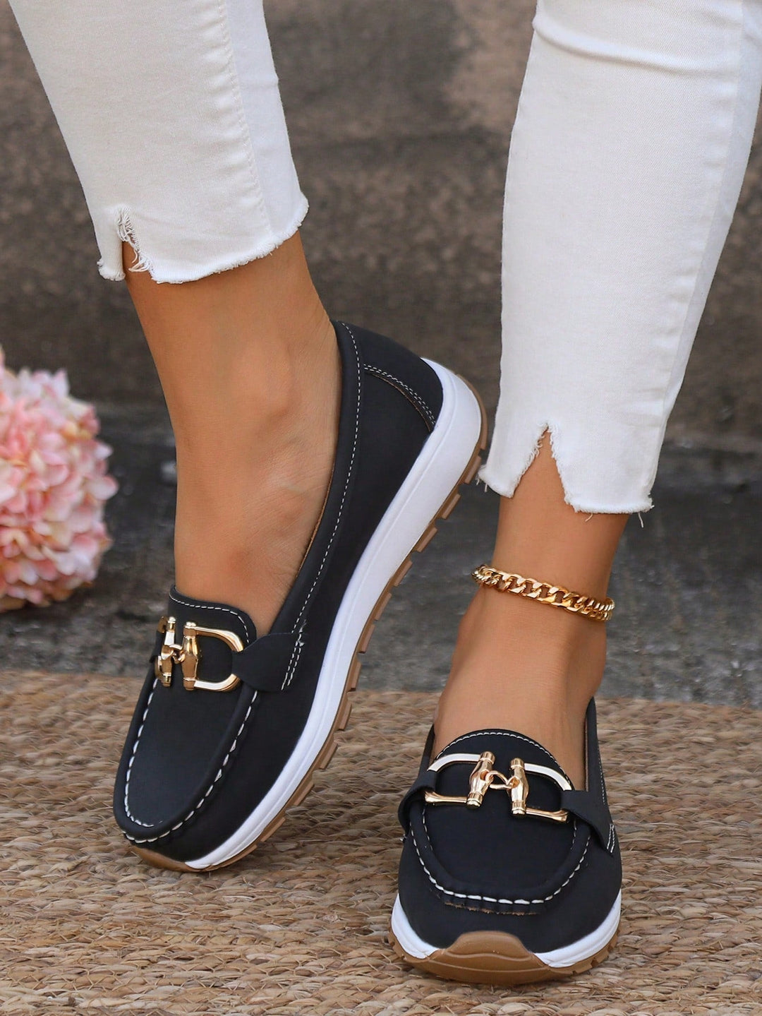 Mocasines casuales con hebilla dorada