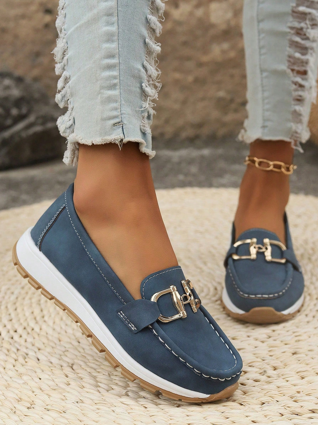 Mocasines casuales con hebilla dorada