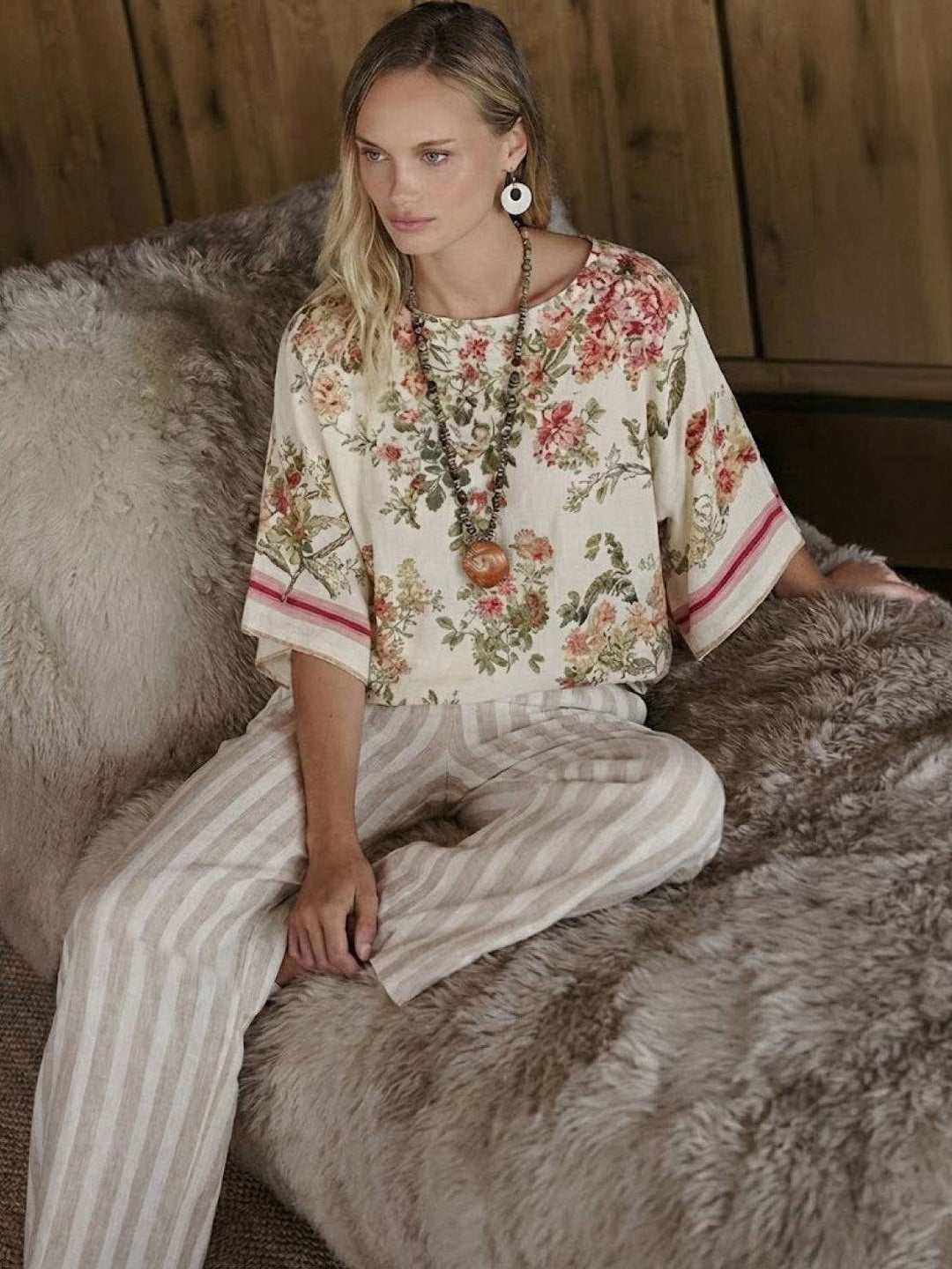 Conjunto de camiseta a rayas y pantalones de pierna ancha
