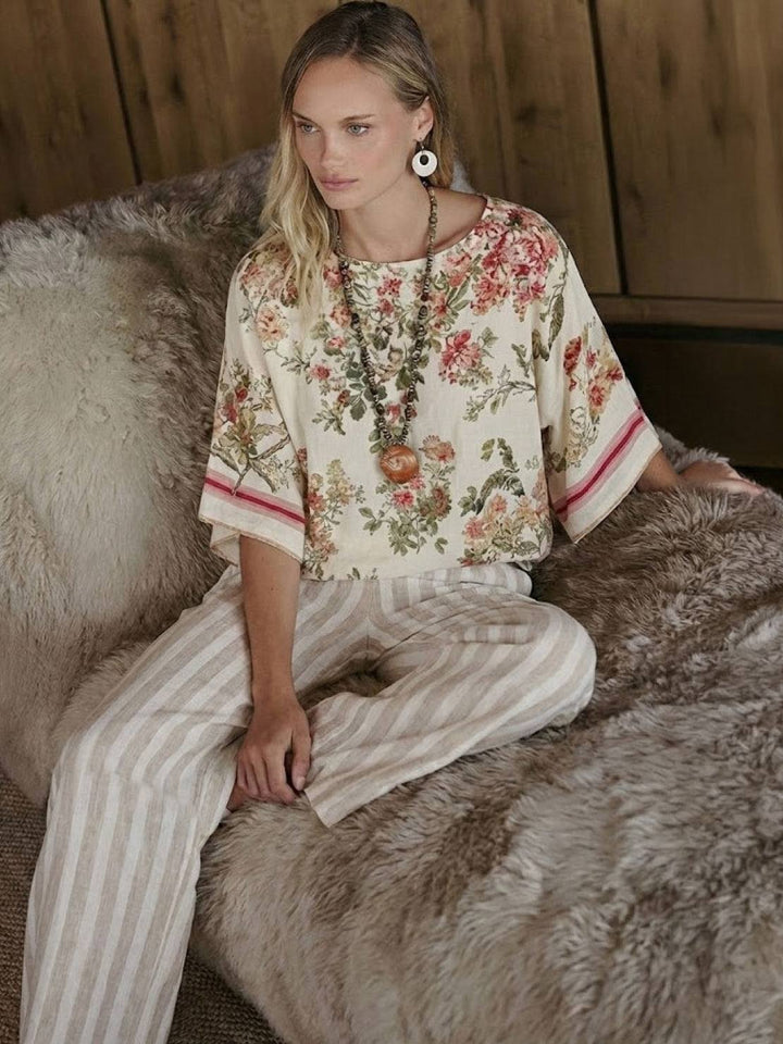 Conjunto de camiseta a rayas y pantalones de pierna ancha