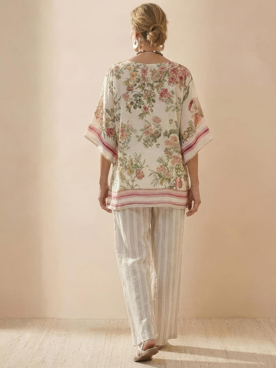 Conjunto de camiseta a rayas y pantalones de pierna ancha