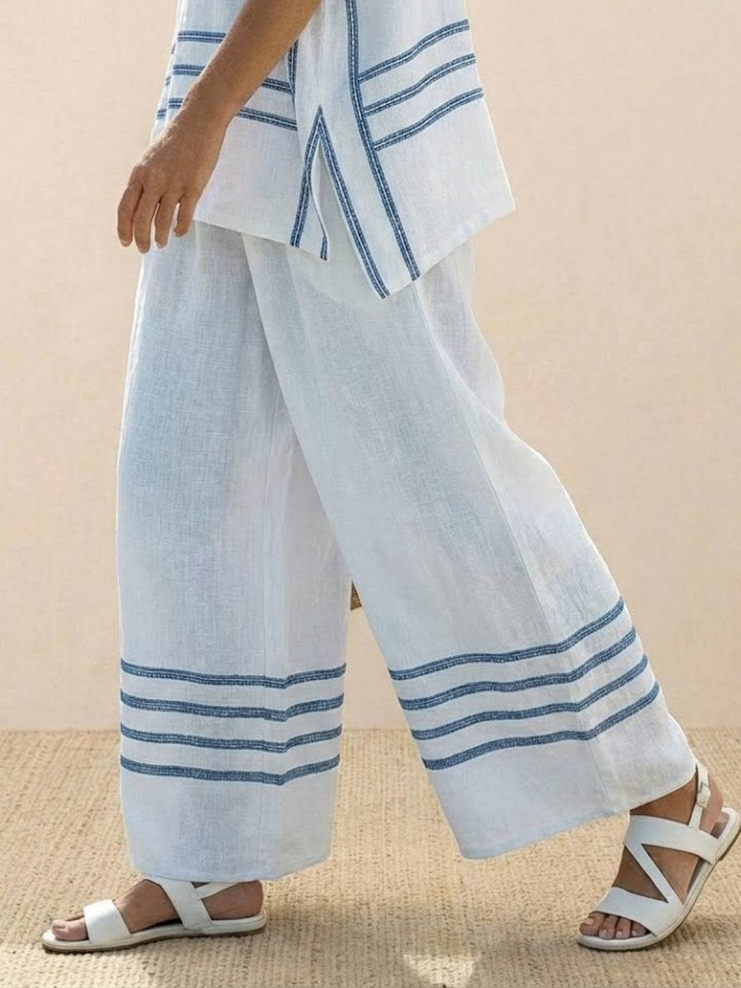 Conjunto de camiseta a rayas y pantalones de pierna ancha