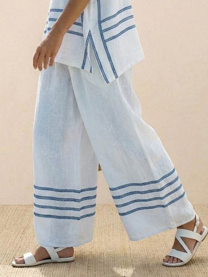 Conjunto de camiseta a rayas y pantalones de pierna ancha