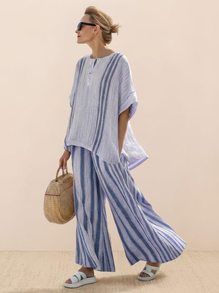 Conjunto de camiseta a rayas y pantalones de pierna ancha
