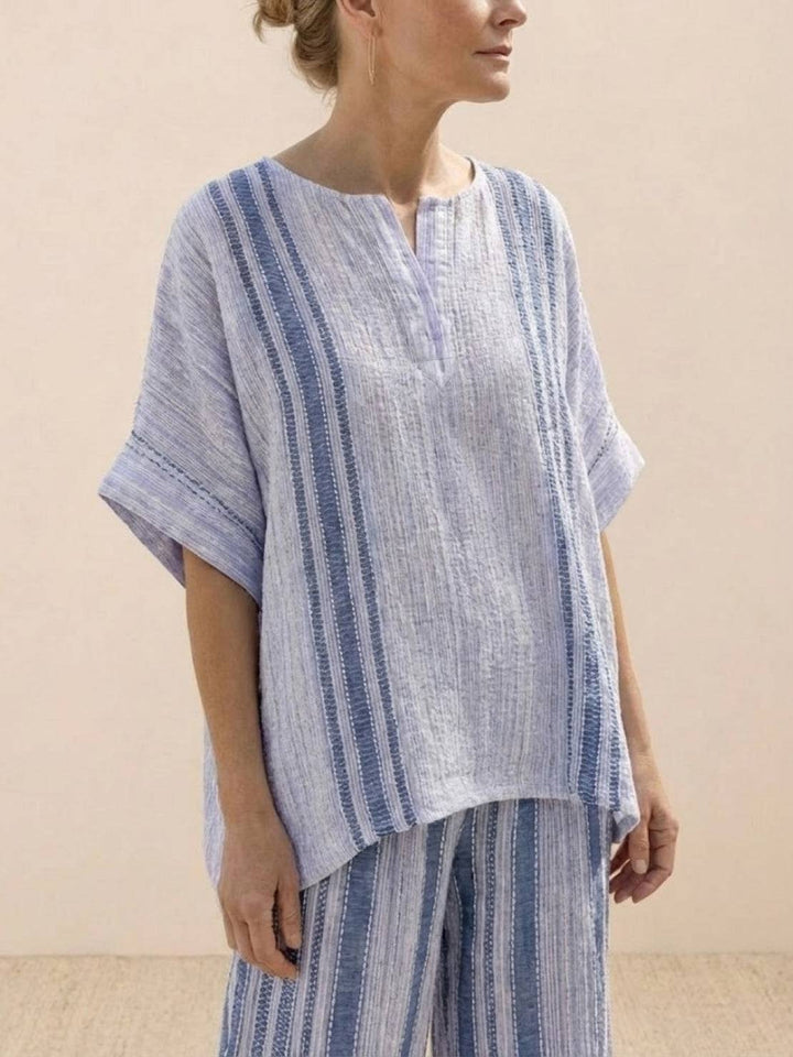 Conjunto de camiseta a rayas y pantalones de pierna ancha