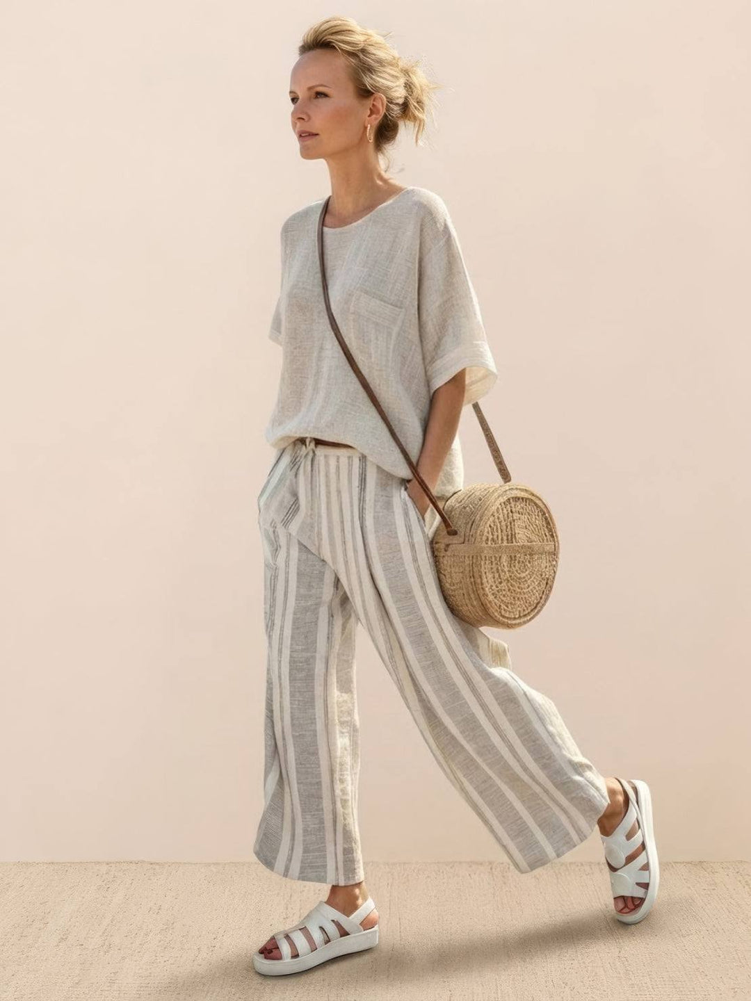 Conjunto de camiseta a rayas y pantalones de pierna ancha