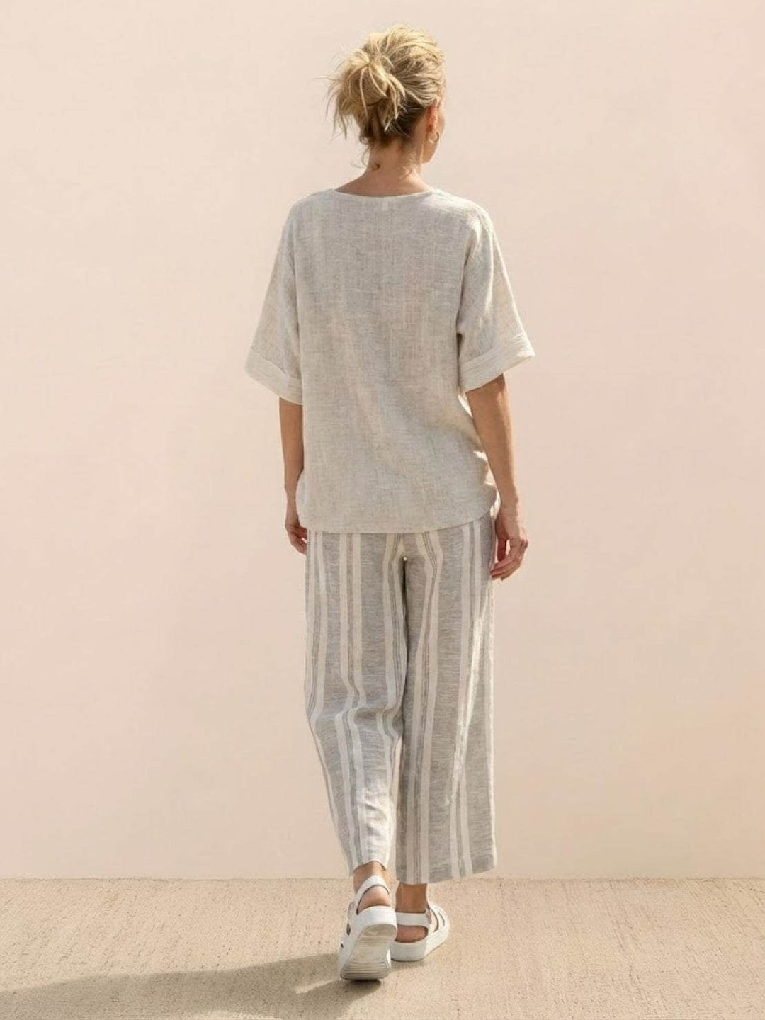 Conjunto de camiseta a rayas y pantalones de pierna ancha