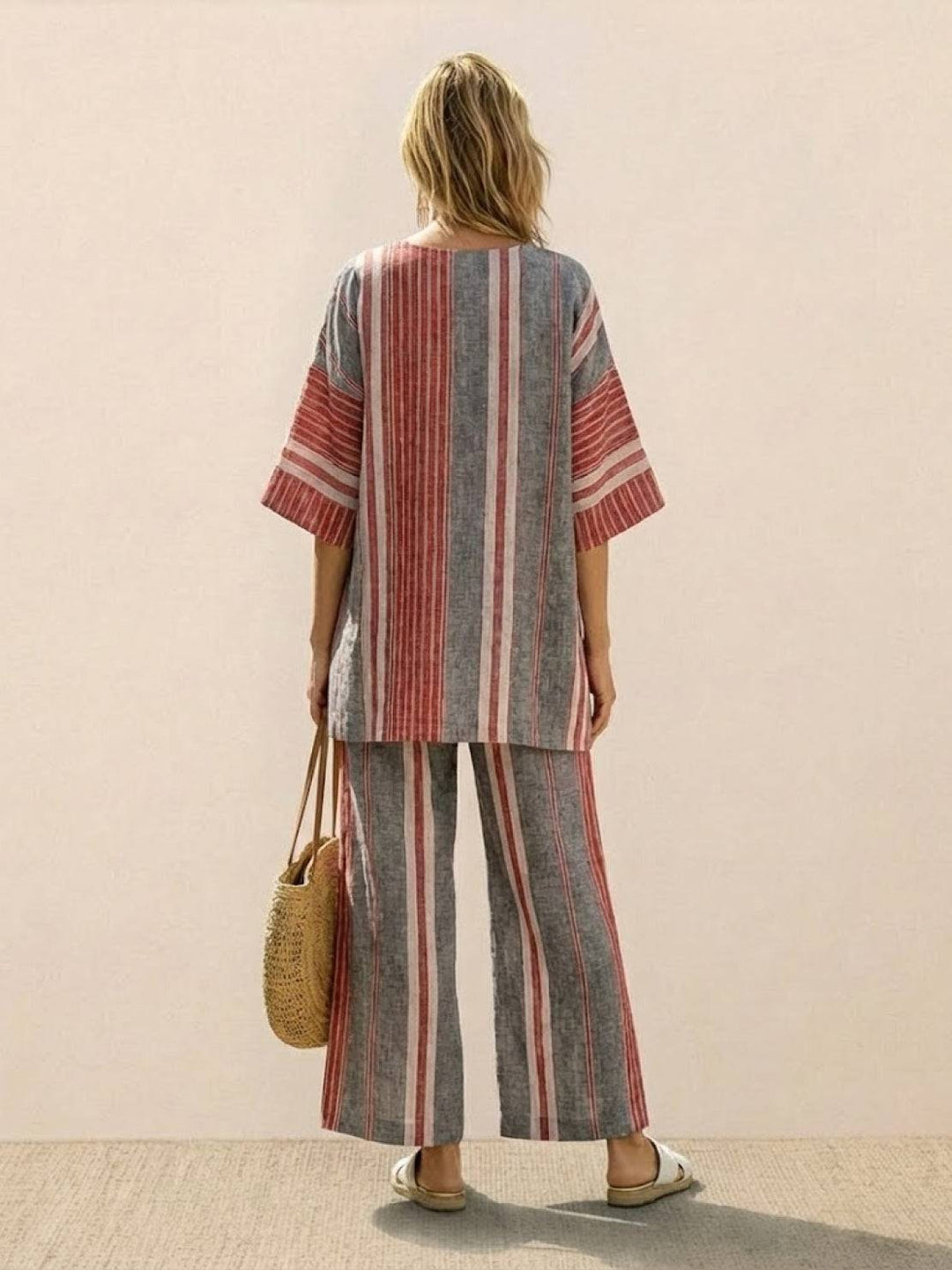 Conjunto de camiseta a rayas y pantalones de pierna ancha