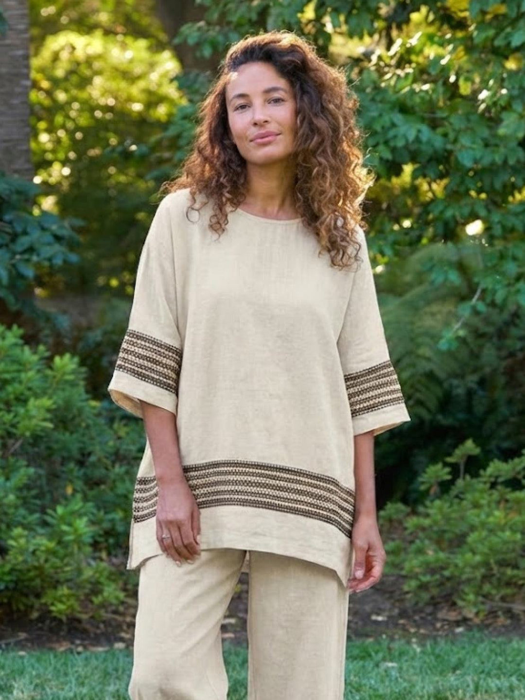 Conjunto de camiseta a rayas y pantalones de pierna ancha