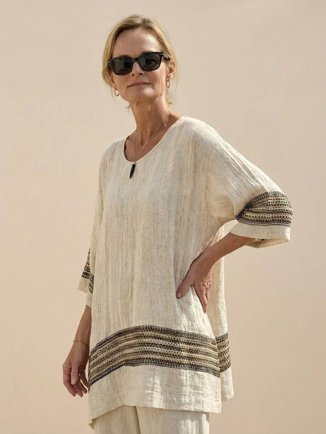 Conjunto de camiseta a rayas y pantalones de pierna ancha