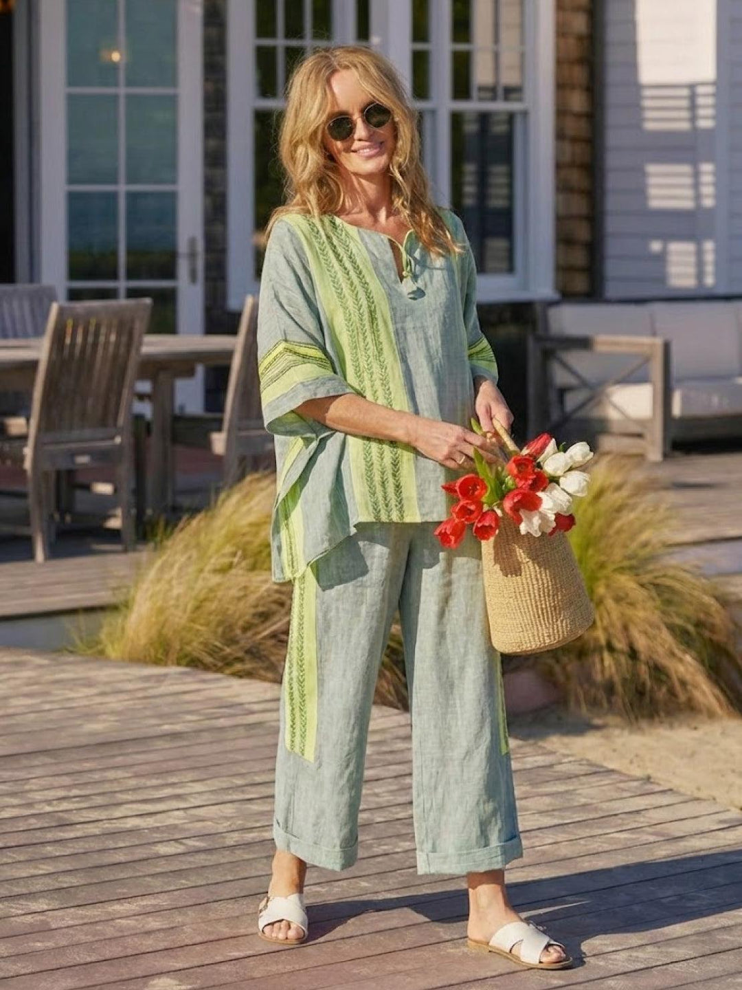 Conjunto de camiseta a rayas y pantalones de pierna ancha