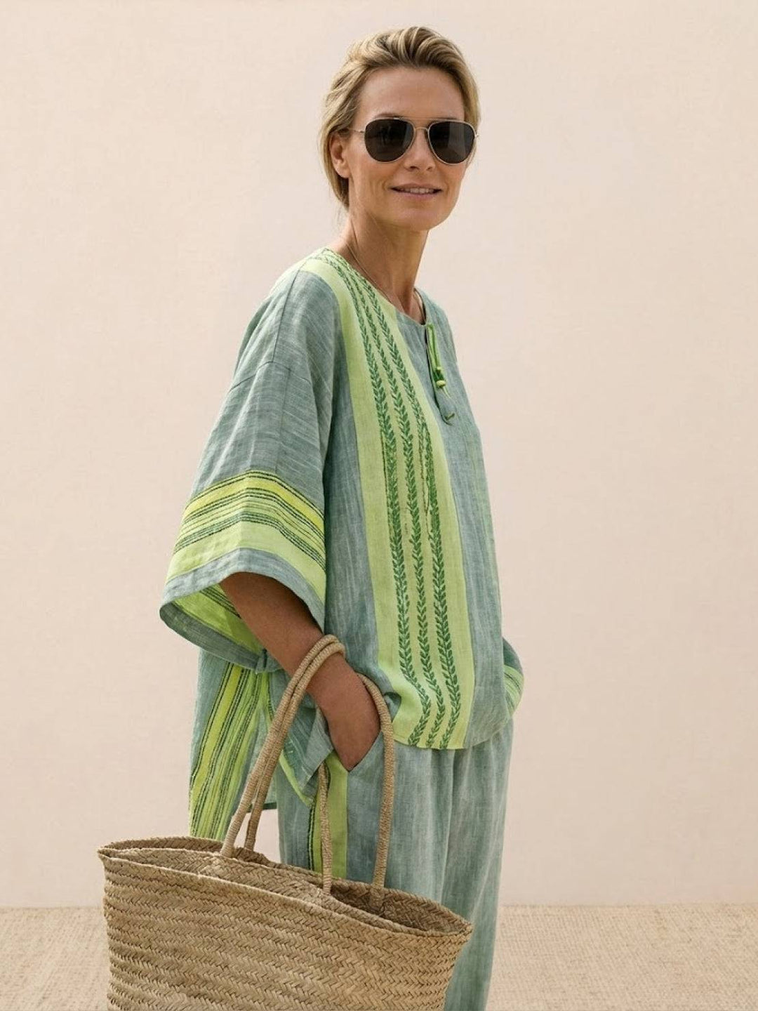 Conjunto de camiseta a rayas y pantalones de pierna ancha