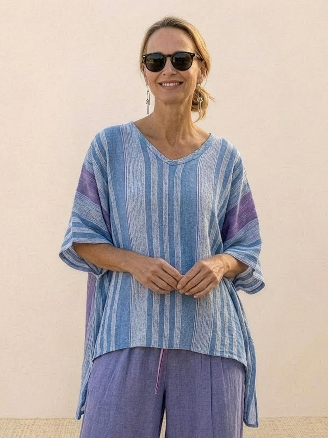 Conjunto de camiseta a rayas y pantalones de pierna ancha