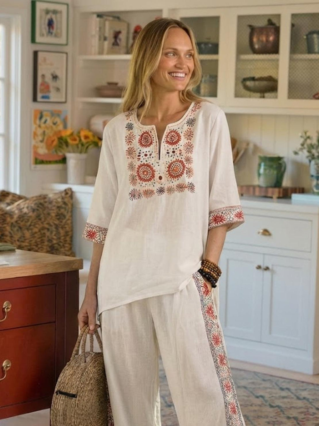 Conjunto de camiseta a rayas y pantalones de pierna ancha