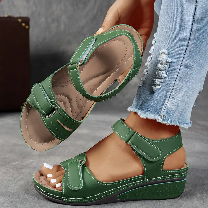 Sandalias ortopédicas con cuña elevada