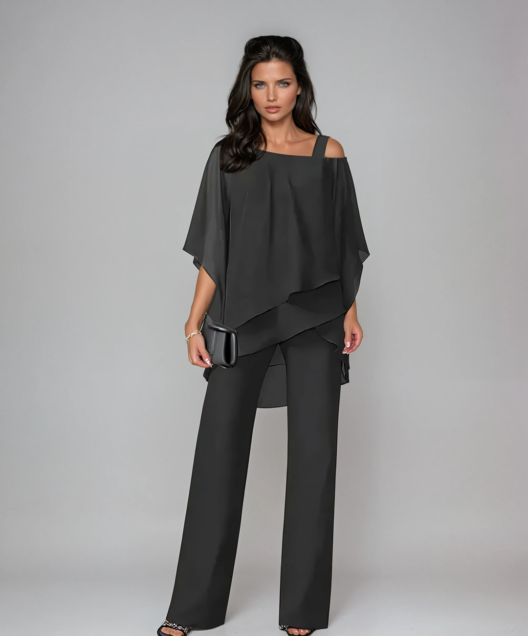 Conjunto elegante de dos piezas con capas