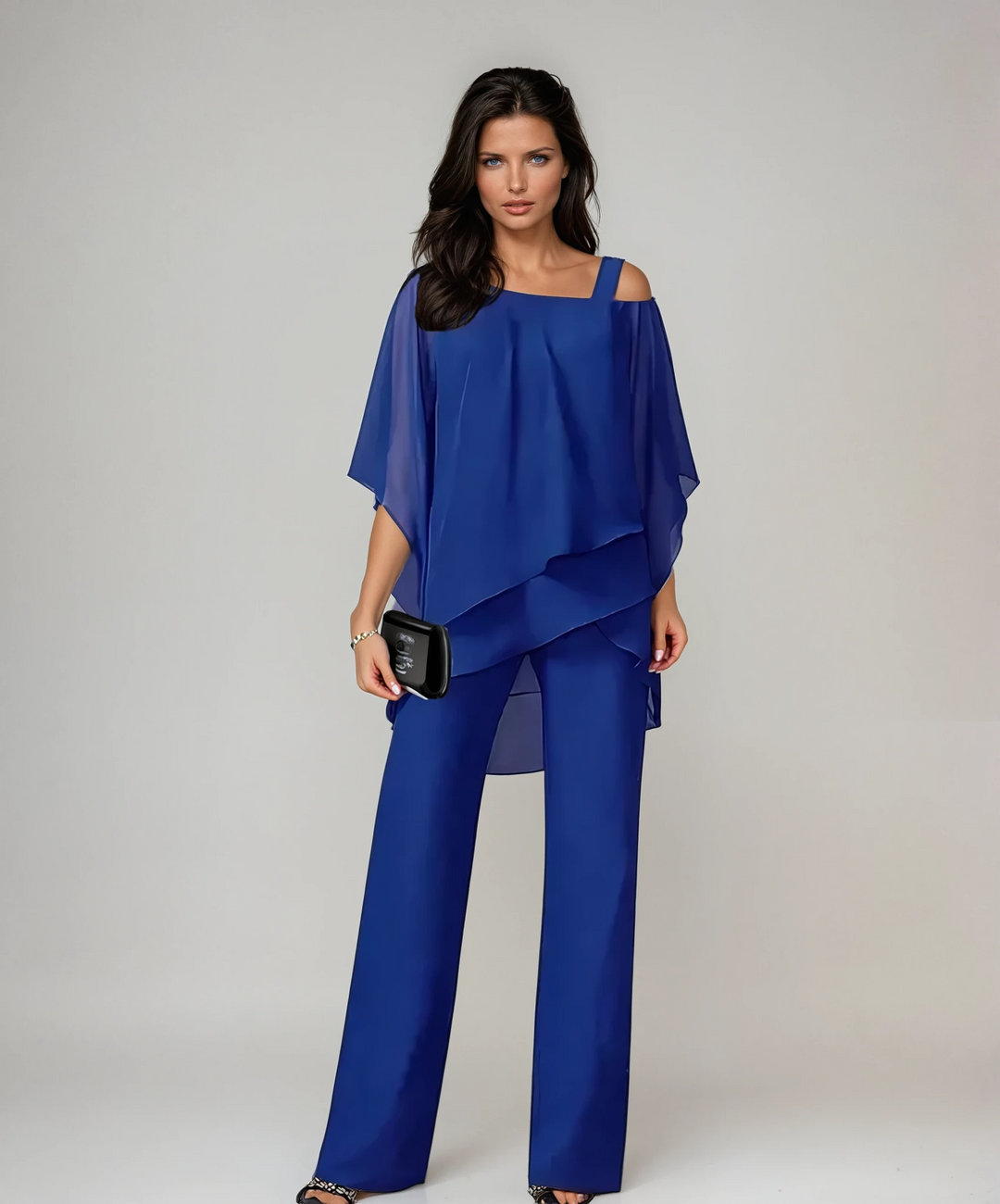 Conjunto elegante de dos piezas con capas