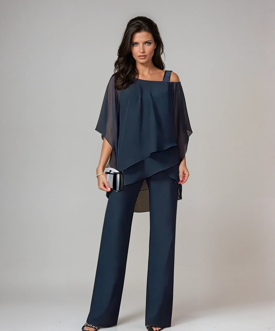 Conjunto elegante de dos piezas con capas