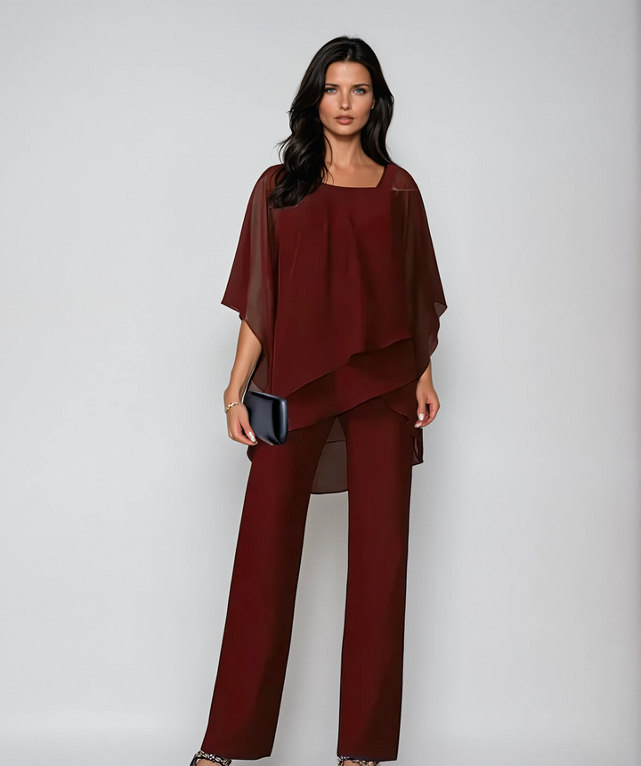 Conjunto elegante de dos piezas con capas