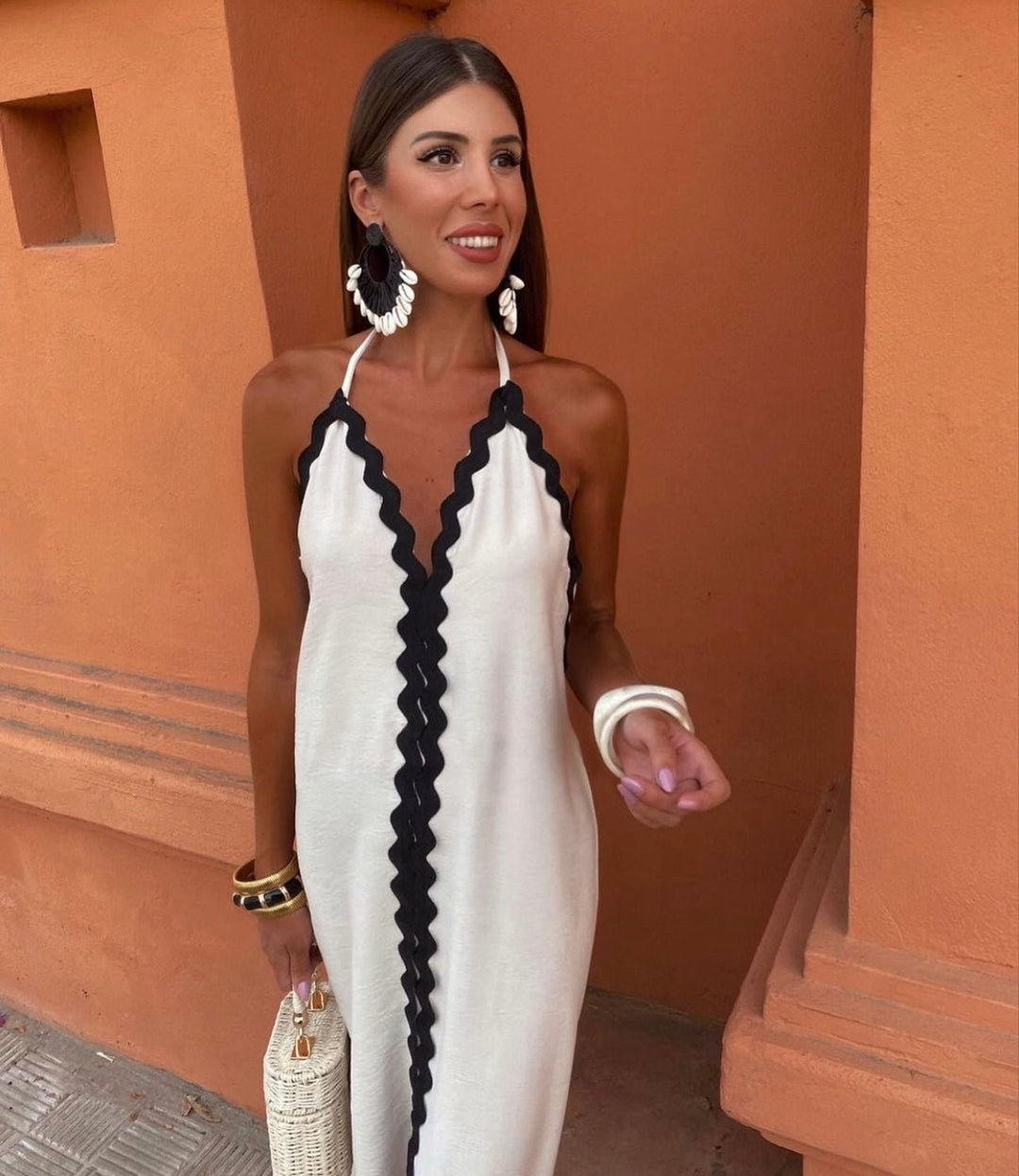 Vestido largo para invitada de boda con estilo cruzado y cintura definida