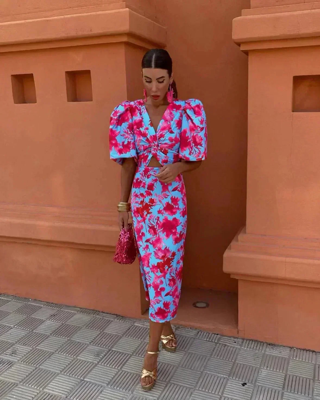 Vestido midi para invitada de boda con corte femenino