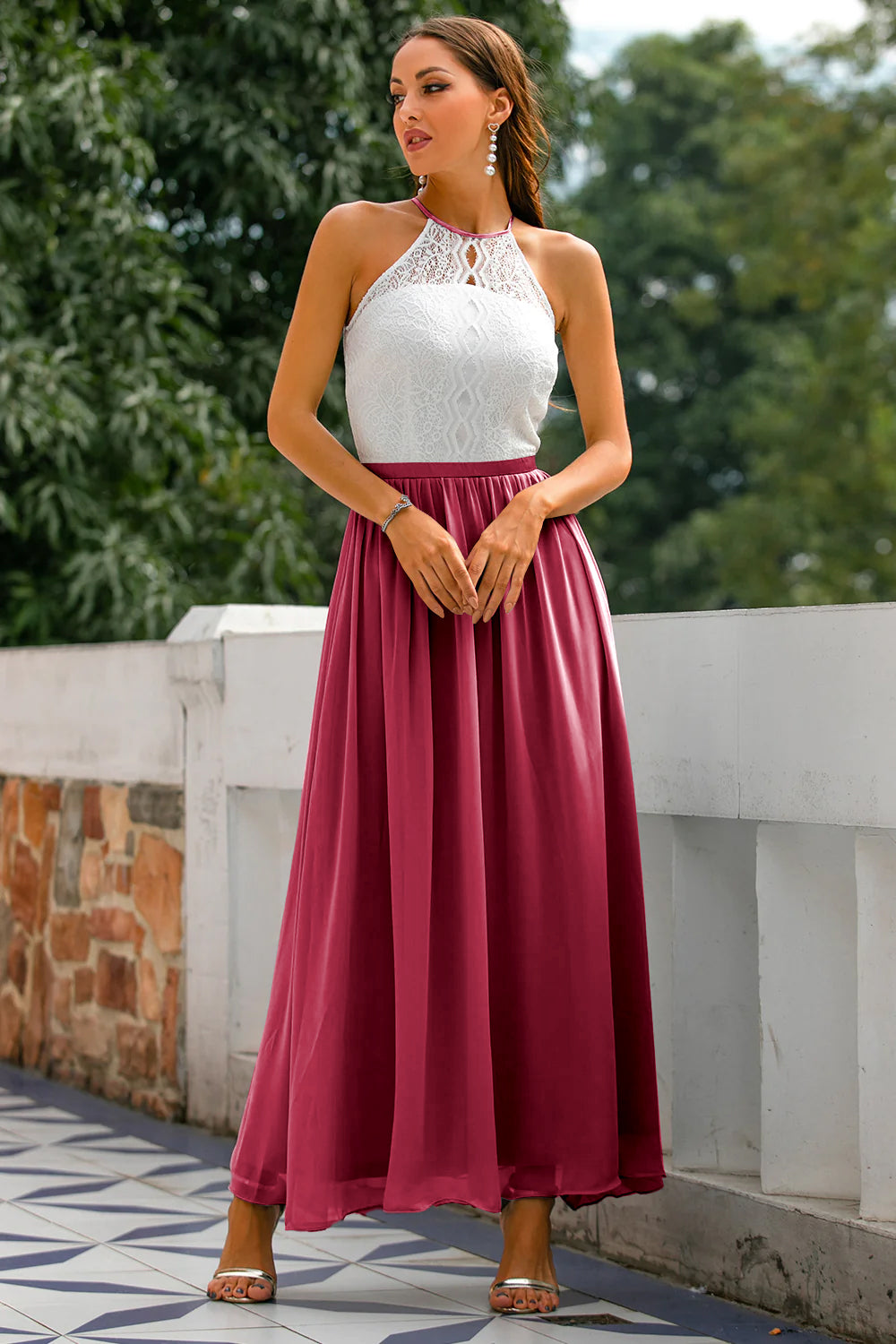 Vestido largo moderno de cuello halter para invitadas a bodas y eventos especiales