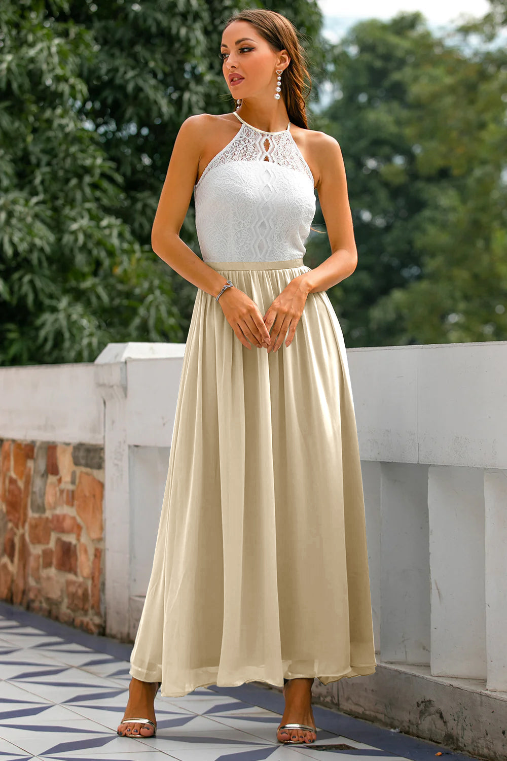 Vestido largo moderno de cuello halter para invitadas a bodas y eventos especiales