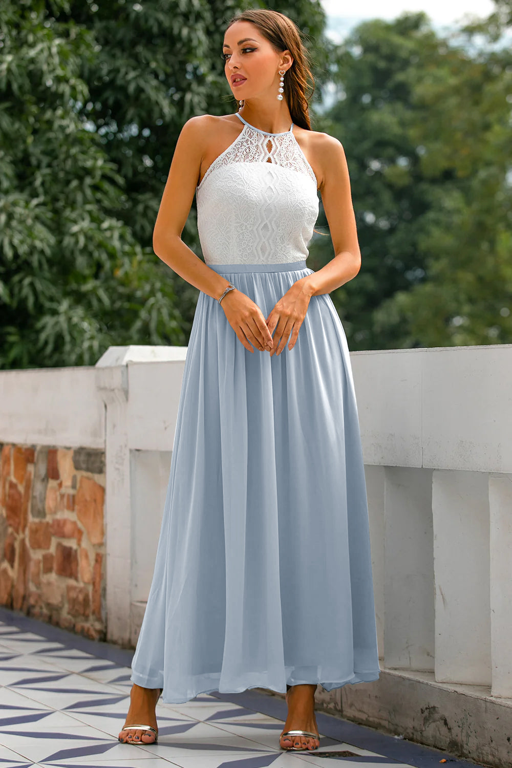 Vestido largo moderno de cuello halter para invitadas a bodas y eventos especiales