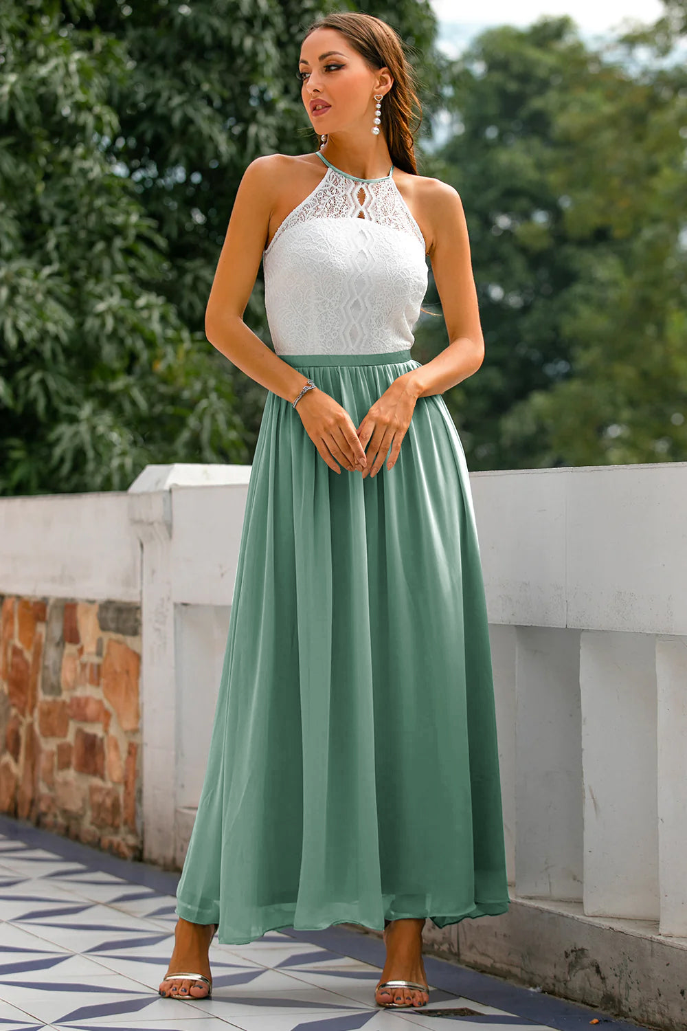 Vestido largo moderno de cuello halter para invitadas a bodas y eventos especiales