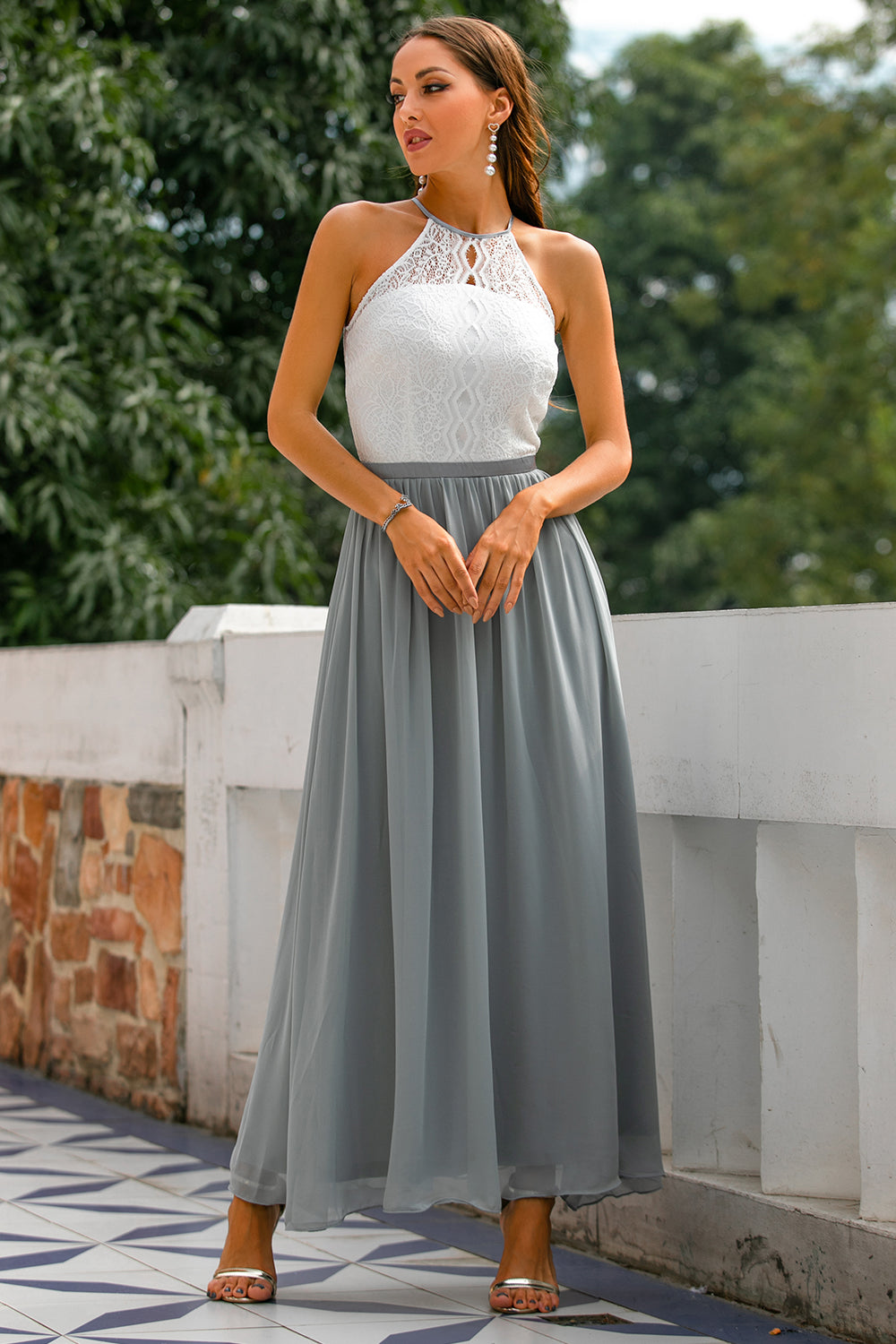 Vestido largo moderno de cuello halter para invitadas a bodas y eventos especiales