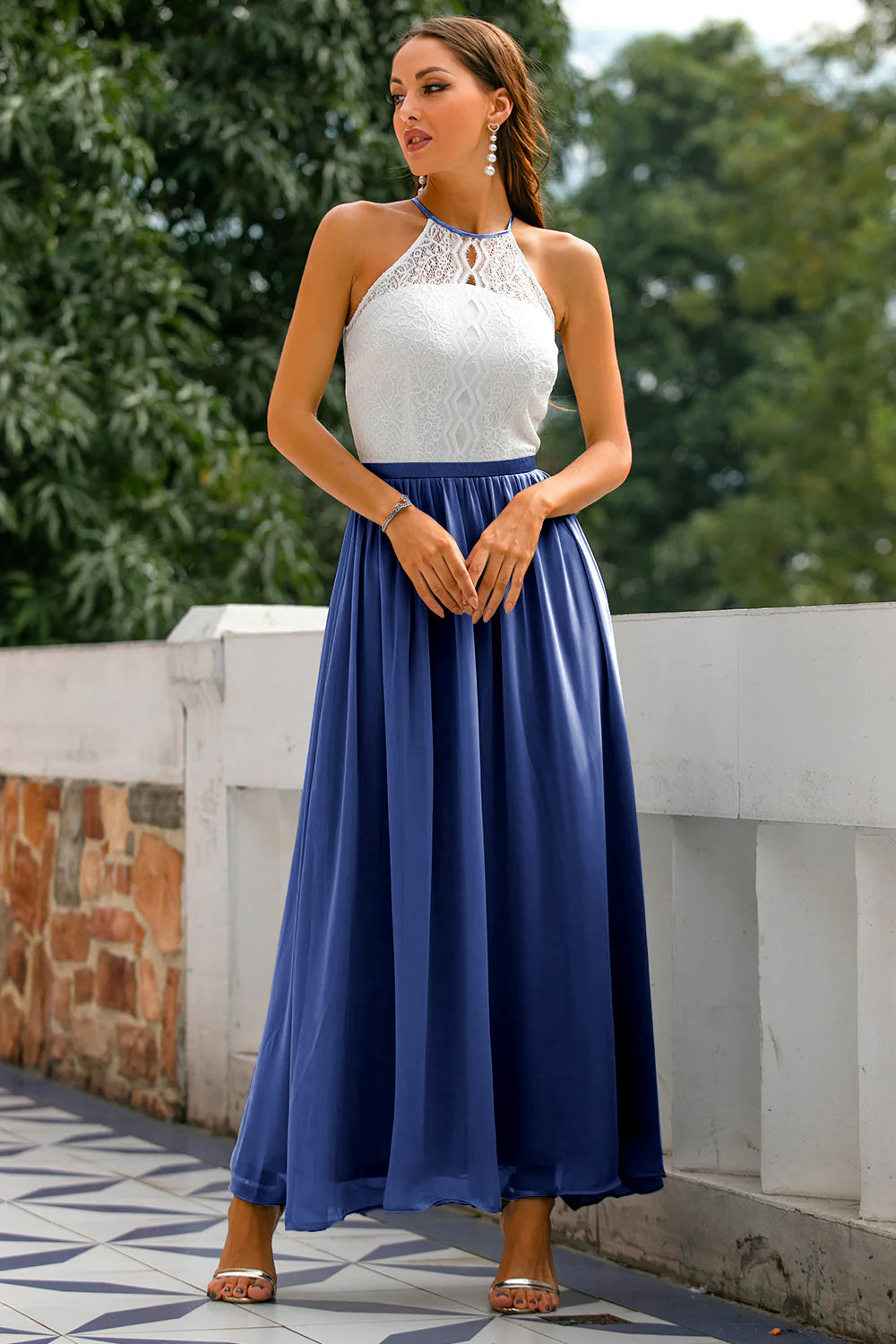 Vestido largo moderno de cuello halter para invitadas a bodas y eventos especiales
