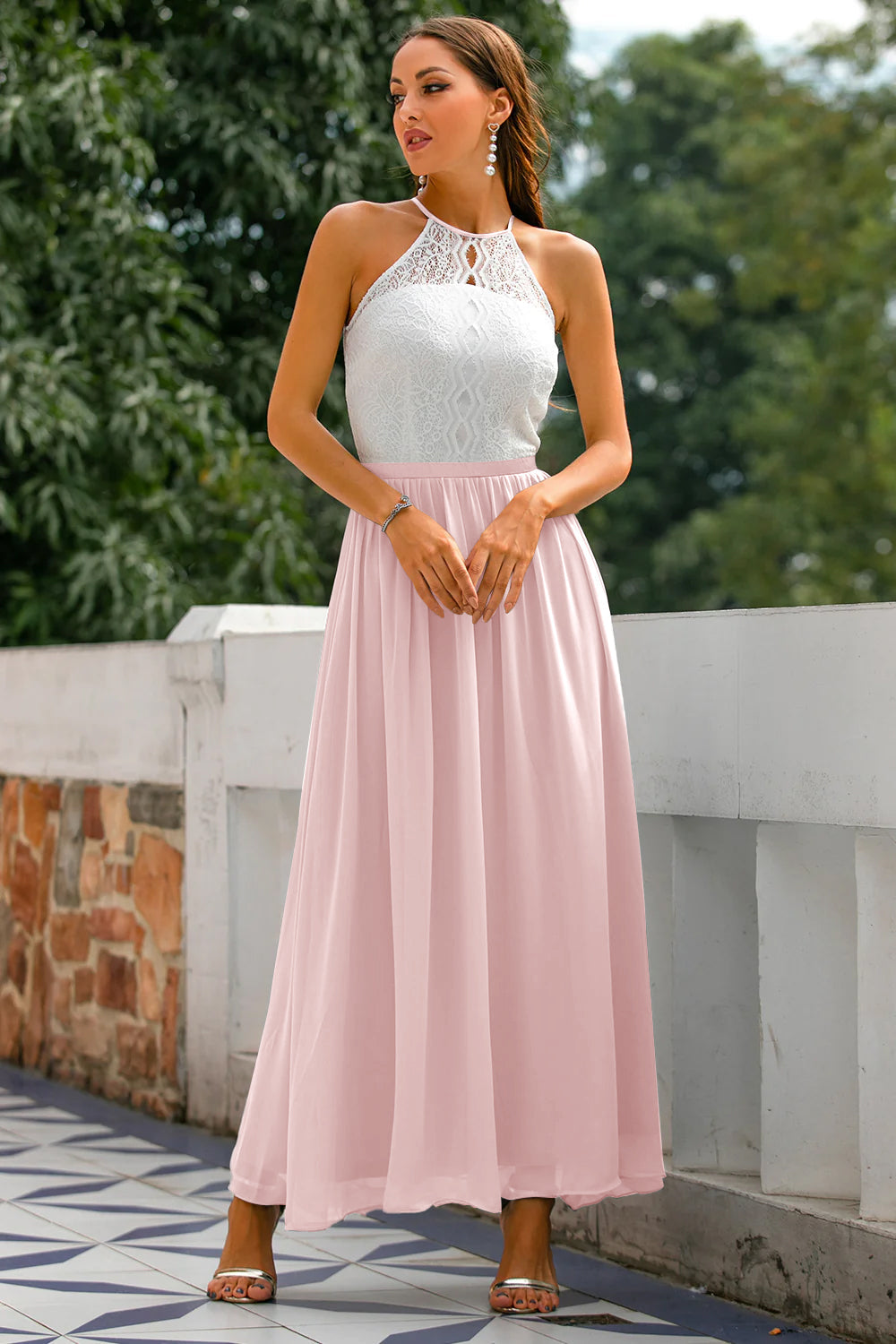 Vestido largo moderno de cuello halter para invitadas a bodas y eventos especiales